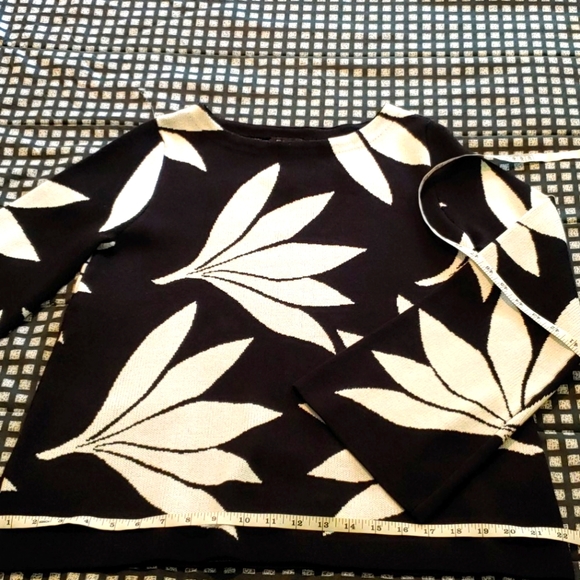 Beautiful black with white sweater - Picture 5 of 10